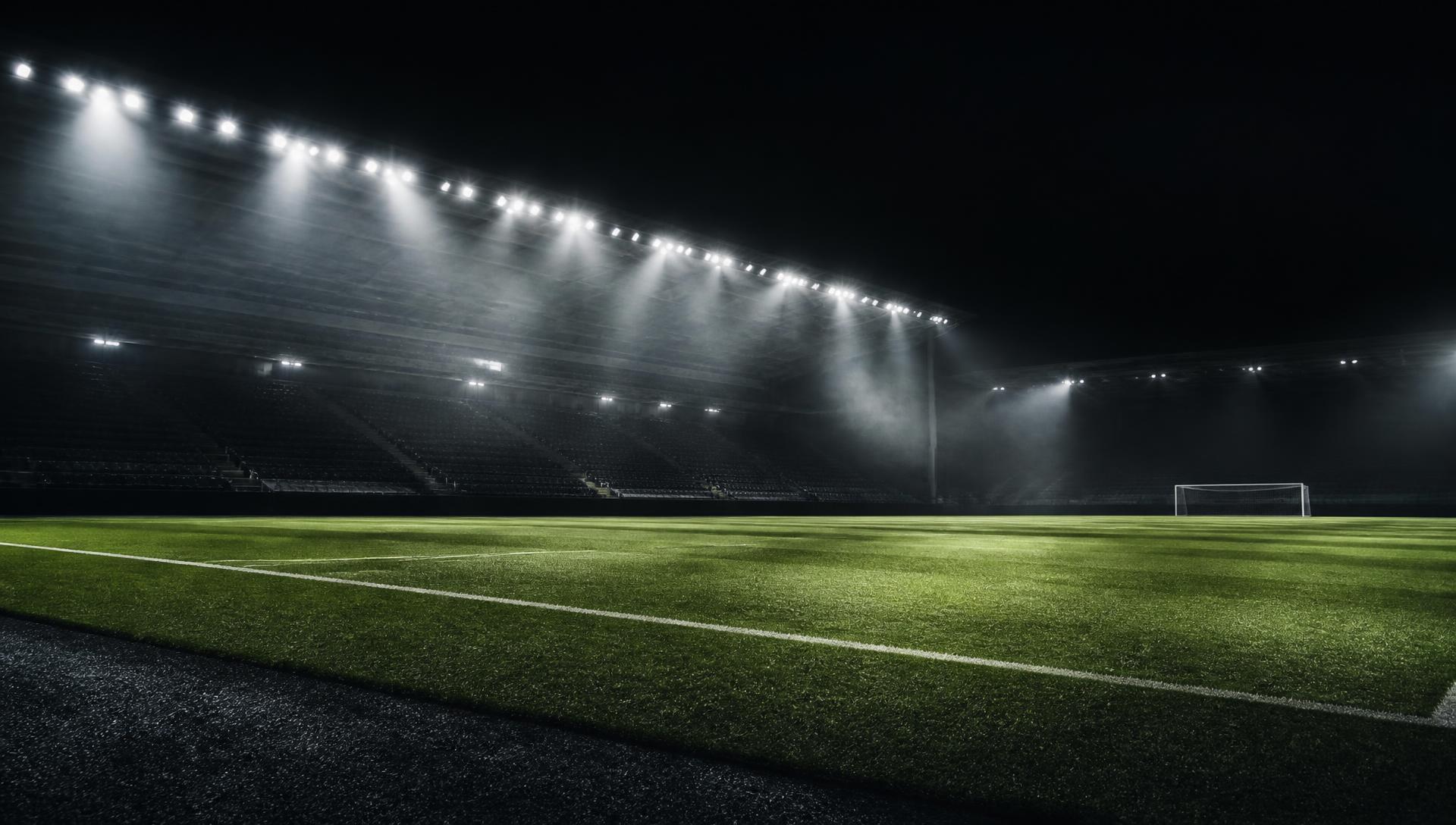 Gramado sintético iluminado em estádio